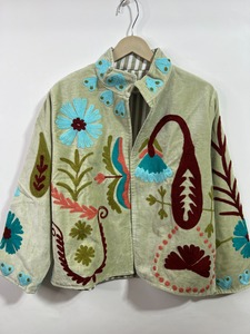 Chaqueta Sujani Beige para Mujer, Bordada a Mano con Diseño Floral, Estilo Bohemio, Prenda Étnica Vintage de Diseñador, Exportador Mayorista de India - Product Image 3