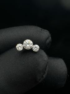 Delicado Pendiente de Concha de Oro de 14K con Diamante Cultivado en Laboratorio y Engaste Invisible en Curva Abierta - Product Image 2