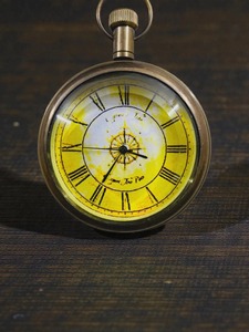 นาฬิกาพกทองเหลืองสลักลายสมัยใหม่พร้อมสายโซ่ - ของขวัญทำมือ - Product Image 5