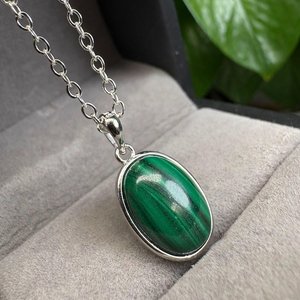 Pendentif ovale en malachite naturelle, charme classique en argent 925, pendentif - Bijoux en pierres précieuses faits à la main - Product Image 2