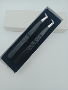 Pinzas para Extensión de Pestañas Color Negro Mate, Agarre Tipo Mariposa, Volumen Ruso, 65, 75, 90 Grados, Pinzas para Pestañas con Logotipo Personalizado - Product Image 3