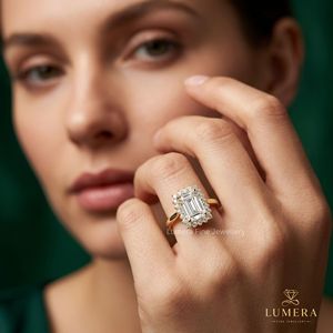 Bague de mariage de luxe en or jaune, blanc et rose, sertie d'un diamant de laboratoire taille fantaisie éclatant, avec halo d'émeraudes - Product Image 1