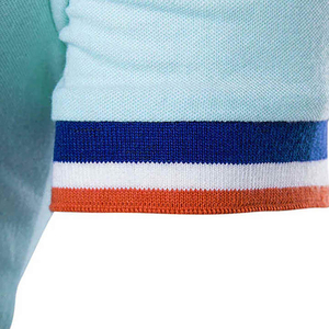 Polo de manga corta azul claro para hombre con cuello y puños coloridos, diseño casual de punto sólido. - Product Image 3