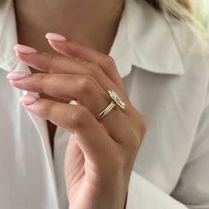 Bague de fiançailles Art Déco sertie de diamants de laboratoire de 2 carats, taille marquise, monture à griffes, or jaune massif, certifiée IGI - Product Image 5