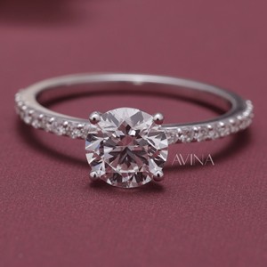 Bague de fiançailles solitaire en diamant rond certifié IGI avec bande pavée en or 18 carats - Product Image 1