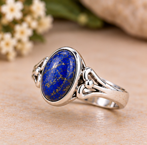 Bague en argent avec cabochon ovale en lapis-lazuli, pierre précieuse bleu roi et bijoux ajourés élégants de créateur - Product Image 2
