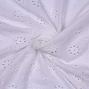 Tela Blanca 100% Algodón Peinado con Bordado Schiffli Calado, Transpirable y Ligera, Estampada para Vestidos y Prendas de Mujer y Niña - Product Image 1