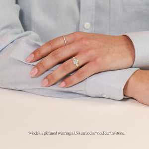 Impresionante anillo de compromiso con corte de cojín tipo trilogía, con un diamante central de 1+ quilates y piedras laterales en forma de pera, en oro de 18 quilates y platino. - Product Image 2