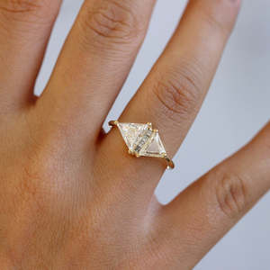 Bague en or 14 carats pour femme, sertie d'un diamant taillé en triangle, style classique de fiançailles, certifiée IGI - Product Image 3