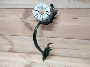 Poignée de porte en fer forgé à la main en forme de marguerite ; résistante à la rouille, facile à installer, élégante et au fini peint. - Product Image 2