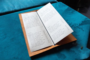 Porte-menu en cuir de luxe fait main, design pliable, fonctionnalités de protection, rechargeable, pour restaurants, cafés, hôtels, salles à manger - LMC-0067 - Product Image 5