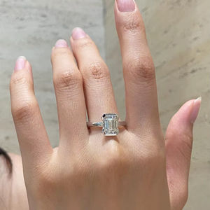 Anillo de compromiso moderno de oro blanco de 14 quilates con diamante de corte esmeralda de 3.02 quilates cultivado en laboratorio y certificado por IGI para mujer, regalo para enamorados. - Product Image 1