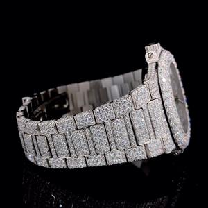 Reloj de pulsera de lujo con diamantes incrustados, esfera redonda con bisel de cristal, brazalete plateado, marcadores de baguette, reloj de moda unisex. - Product Image 2