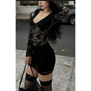 Robe courte en dentelle florale à col en V avec manches évasées, manches longues ajustées qui se transforment en un manchette évasée spectaculaire. - Product Image 3