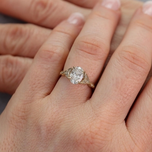 Bague de fiançailles en or jaune 14 carats, style vintage, or antique, diamant de laboratoire taille ovale, nœud celtique symbolique Triquetra - Product Image 4