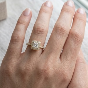 แหวนหมั้นเพชรทรงปรินเซสคัท 1.25 กะรัต พร้อมวงแหวนแบบ Halo ทองคำขาว 14K เพชรเลี้ยงในห้องปฏิบัติการ ได้รับการรับรองจาก IGI ของแท้ ขายส่ง ของขวัญเครื่องประดับแต่งงานสุดพิเศษ - Product Image 2