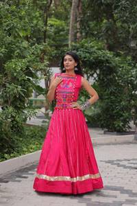 Conjunto de Lehenga Choli para Mujer, con Top Corto Bordado, Diseño Gujarati, Ropa Tradicional Étnica para el Festival Navratri - Product Image 2