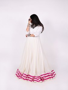 Robe Anarkali traditionnelle longue en coton blanc avec bordure rose, coupe ample, séchage rapide, pour femmes, tenue de mariage Inde Pakistan - Product Image 1