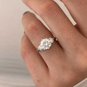 Bague à trois pierres en diamant de laboratoire rond de 2 carats E VVS2, bague trilogie de 2,5 carats au total en or blanc 14 carats, bague triade, certifiée IGI - Product Image 3