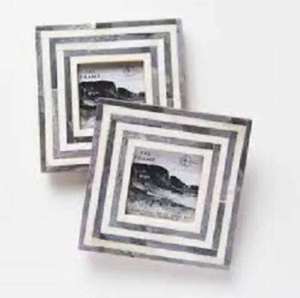 Cadre photo géométrique fait main en os incrusté, motif artistique monochrome, support photo élégant pour table, design moderne - Product Image 1