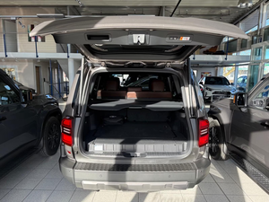 โตโยต้า แลนด์ ครุยเซอร์ LC 250 EXE มายด์ไฮบริด กล้อง 360 องศา กล่องเก็บความเย็น ไฟ LED รถ SUV ระดับหรู สำหรับส่งออก - Product Image 5