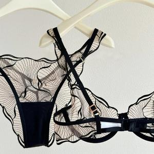 Conjunto de lencería sexy transparente con liguero, sujetador push-up de encaje cómodo y bragas para mujer - Product Image 1