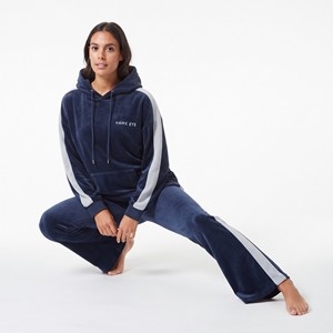 Ensemble survêtement deux pièces pour femme : veste à capuche en velours et pantalon de jogging évasé avec logo brodé personnalisé et bande latérale - Product Image 4