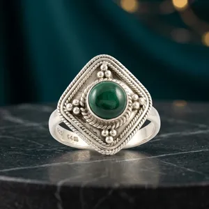 Anillo de plata de ley 925 con malaquita verde geométrica vintage, engaste en bisel, unisex, para uso diario. - Product Image 6