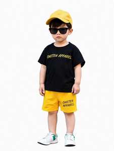 ONETEN APPAREL Ensemble T-shirt noir et short jaune pour enfants, imprimé lettres, manches courtes, col rond, tenue décontractée deux pièces - Product Image 1