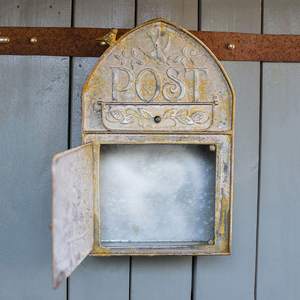 Boîte aux lettres métallique moderne fiable et durable, résistante à la rouille, avec serrure, pour le dépôt postal sécurisé et le stockage quotidien du courrier - Product Image 1