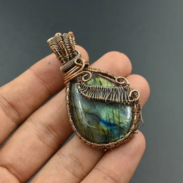 Liontin Labradorite kawat dibungkus buatan tangan mentah teroksidasi potongan segi pelangi perhiasan fashion