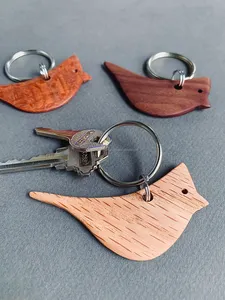 Llavero de madera con diseño de semillas de sésamo, natural, ligero y hecho a mano para uso diario o propósito de regalo - Product Image 4