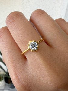 Anillo de lujo con bisel floral de oro amarillo de 18 quilates, diamante de corte redondo de 1.50 quilates cultivado en laboratorio, joyería de compromiso y promesa para parejas. - Product Image 1