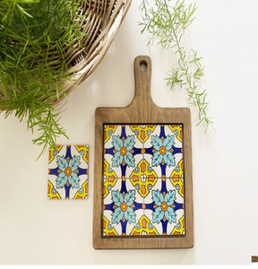 Tabla de desayuno de madera natural, azulejo de filigrana azul, portavasos. Disponible a precios de mayorista. - Product Image 3