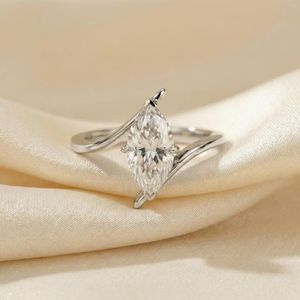 Anillo de compromiso de oro de 18 quilates y plata de ley 925 con diamante de corte marquesa cultivado en laboratorio y banda cruzada - Product Image 2