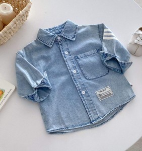 Camisa de Mezclilla Azul Claro para Bebé Niño, Manga Larga, Cuello Camisero con Bolsillo, Estilo Casual - Product Image 2