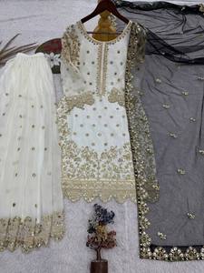 Conjunto de Traje Palazzo de Seda Pura Fandy de Lujo con Bordado y Diseño Exclusivo, y Dupatta de Red con Mariposas para Venta al por Mayor - Product Image 3