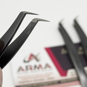 Pince à cils Plasma Black 65 degrés, pointe en fibre pour volume, durable, pointe fine et précise, pour extensions de cils, avec logo - Product Image 1