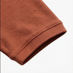 Polo en tricot à manches courtes pour homme, couleur brun rouille, design boutonné uni, coupe classique - Product Image 6