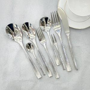 Un ensemble de couverts en métal poli de haute qualité rehausse l'ambiance générale de la salle à manger, fabriqué de manière exceptionnelle par ARTISTIQUE. - Product Image 5