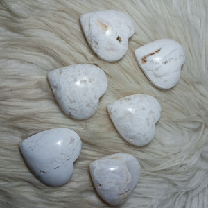 Venta al por mayor Natural Indonesia blanco nieve ágata corazón jaspe alta calidad 4X4X2 cm forma pequeña gemas de cristal para la curación artesanal - Product Image 3