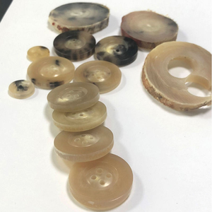 กระดุมเสื้อแบบตาข่าย 4 รู รุ่น HR-613 ยี่ห้อ ZEHRA INDUSTRIES ผลิตด้วยมือ สีธรรมชาติ เป็นมิตรกับสิ่งแวดล้อม ขายตรงจากโรงงาน รุ่น Spot Horn - Product Image 4