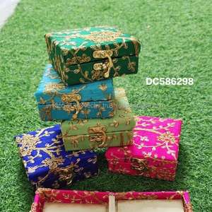 Boîte à cadenas carrée en MDF de 4x4 pouces, brodée à la main avec des motifs religieux Zari, pour les mariages et la décoration de la maison, idéale comme cadeau - Product Image 2