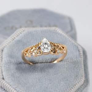 แหวนเพชรเพาะเลี้ยงทรงลูกแพร์ ทองคำและเงิน ประดับมงกุฎลายฉลุ วงแหวนแต่งงานและขอแต่งงานที่ได้รับการรับรอง ทองคำ 18K แท้ รุ่น RITZIN สไตล์น่ารัก - Product Image 1