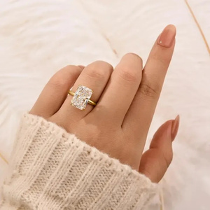 Bague de fiançailles élégante en moissanite 925, style classique, taille radiant, en argent sterling plaqué or jaune, en vente - Product Image 4