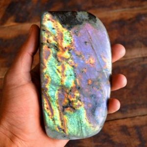 หินลาบราดอไรต์ดิบคุณภาพสูงสุด ขายส่ง หินลาบราดอไรต์ธรรมชาติสีฟ้าและสีม่วง - Product Image 1