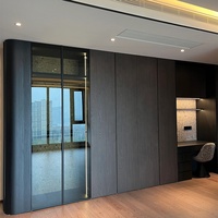 Armoire en contreplaqué de couleur bois foncé avec porte à charnières intégrée et porte vitrée, meuble de toilette intégré pour chambre de villa de luxe
