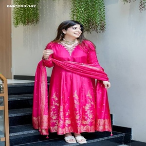 Nouvelle collection de tenues de fête en mousseline avec décolleté brodé à la main et tissage Zari Banarasi, ensemble Anarkali Kurti-Pant & Dupatta, fournisseur de Surat - Product Image 1