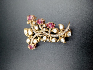 Broche AMAIRA JEWELS en forme de fleur, plaquée or, en argent, avec pierres Moissanite Polki et doublet rouge, unisexe, pour fêtes, mariages et occasions spéciales - Product Image 2