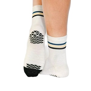 Chaussettes de yoga antidérapantes Crew avec logo personnalisé Conception rayée Coton respirant pour Pilates Vente en gros personnalisée Usine certifiée Vietnam - Product Image 1
